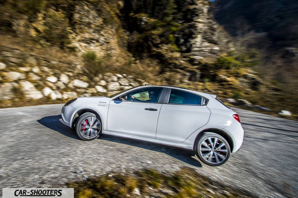 Alfa Romeo Giulietta Veloce – side profile, white on a winding mountain road