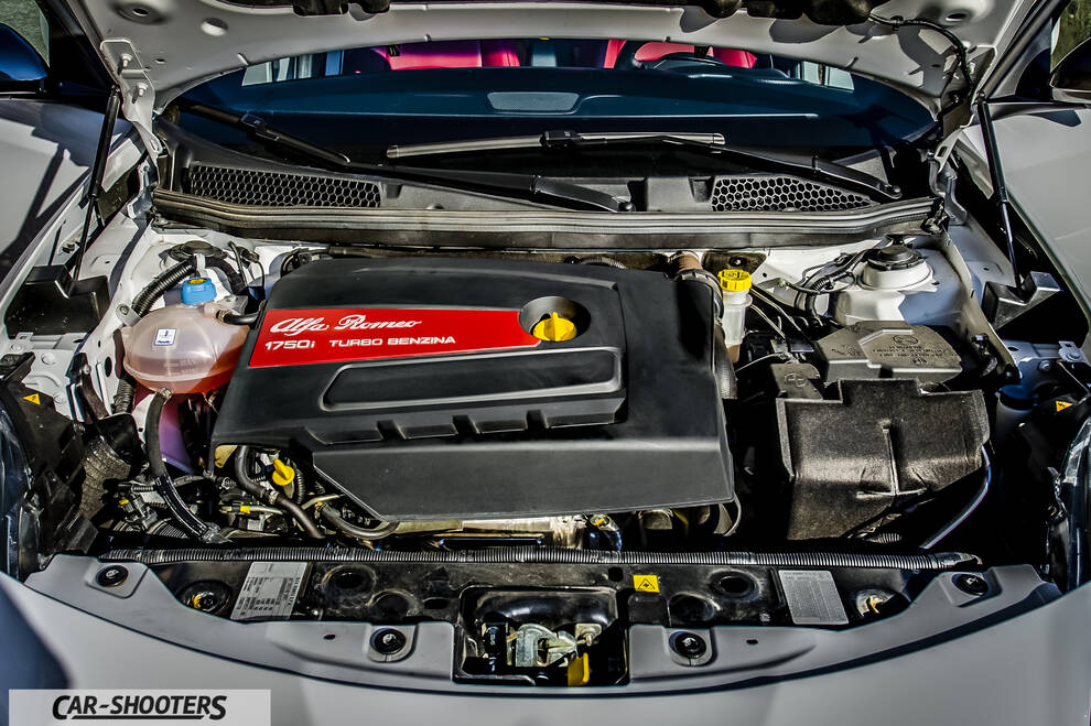 Alfa Romeo Giulietta Veloce – engine bay, open engine bay