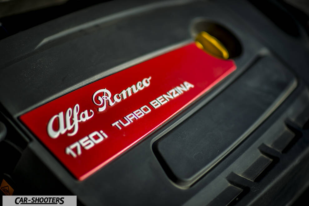 Alfa Romeo Giulietta Veloce – engine bay, engine cover close-up