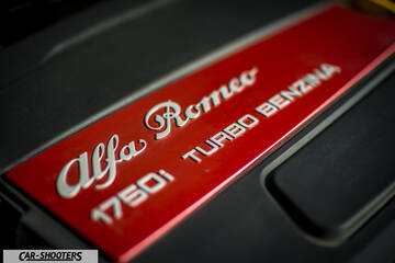 Alfa Romeo Giulietta Veloce – engine bay, red engine cover close-up