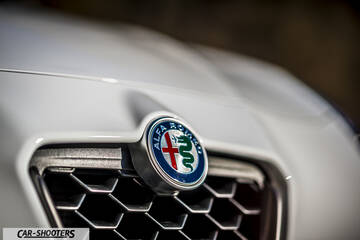 Alfa Romeo Giulietta Veloce – detail, emblem close-up