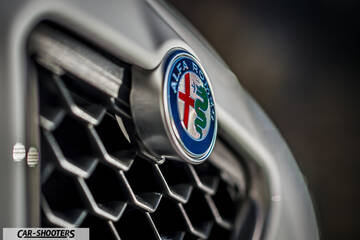 Alfa Romeo Giulietta Veloce – detail, grille badge close-up
