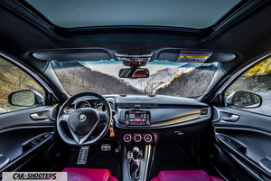 Alfa Romeo Giulietta Veloce – dashboard, red leather front seats
