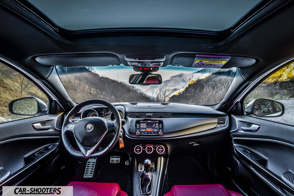 Alfa Romeo Giulietta Veloce – dashboard, red leather front seats
