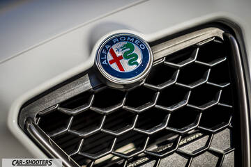 Alfa Romeo Giulietta Veloce – detail, grille badge close-up