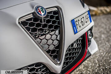 Alfa Romeo Giulietta Veloce – detail, front grille close-up