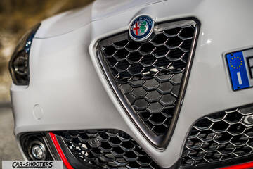 Alfa Romeo Giulietta Veloce – detail, grille close-up