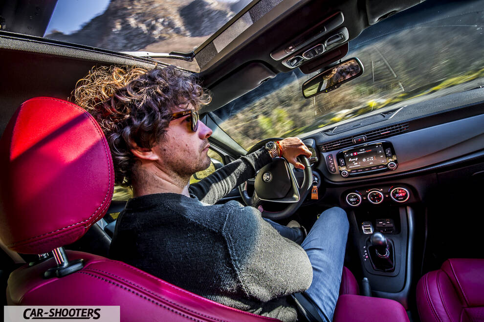 Alfa Romeo Giulietta Veloce – interior, red leather front seats