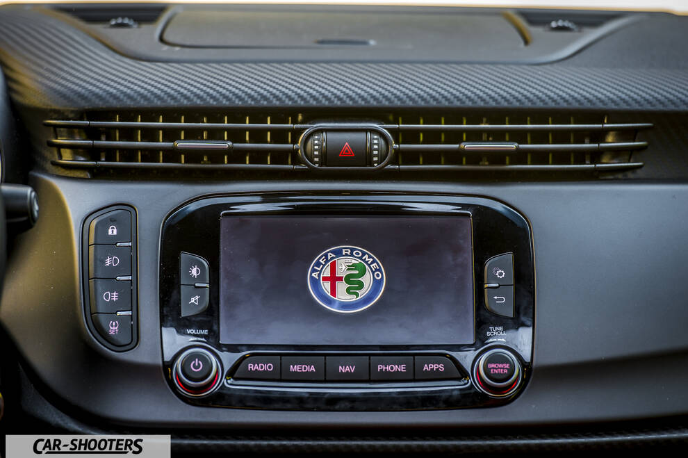 Alfa Romeo Giulietta Veloce – dashboard, center console infotainment screen