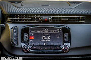 Alfa Romeo Giulietta Veloce – dashboard, infotainment screen and air vents