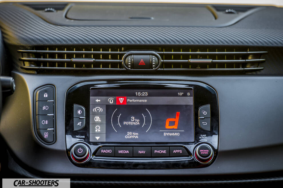 Alfa Romeo Giulietta Veloce – dashboard, infotainment display and air vents