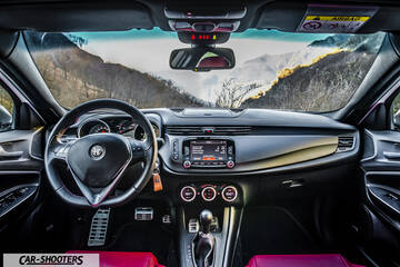 Alfa Romeo Giulietta Veloce – dashboard, view facing mountains through windshield