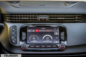 Alfa Romeo Giulietta Veloce – dashboard, infotainment display and air vents