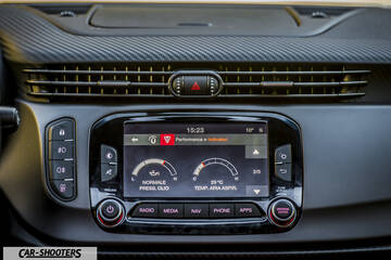 Alfa Romeo Giulietta Veloce – dashboard, infotainment touchscreen display
