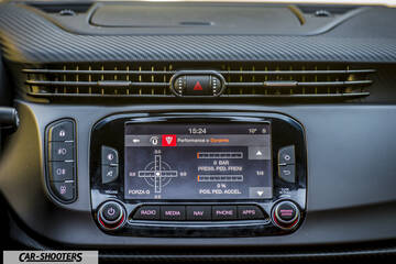 Alfa Romeo Giulietta Veloce – dashboard, infotainment screen and air vents