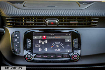 Alfa Romeo Giulietta Veloce – dashboard, infotainment screen displaying performance data