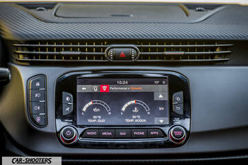 Alfa Romeo Giulietta Veloce – dashboard, infotainment screen and air vents