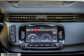 Alfa Romeo Giulietta Veloce – dashboard, infotainment display and air vents