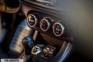 Alfa Romeo Giulietta Veloce – dashboard, climate control dials and shifter