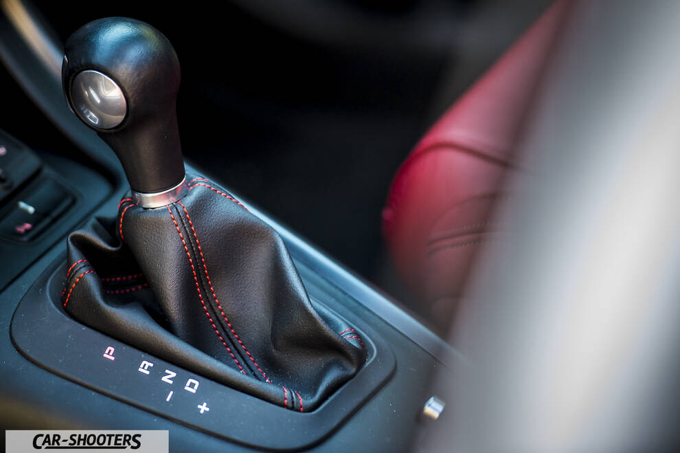 Alfa Romeo Giulietta Veloce – interior, manual gear shifter with red stitching