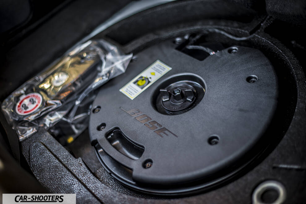 Alfa Romeo Giulietta Veloce – detail, bose subwoofer in spare tire well
