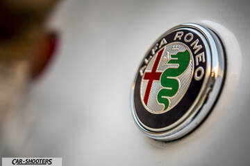 Alfa Romeo Giulietta Veloce – detail, alfa romeo badge close-up