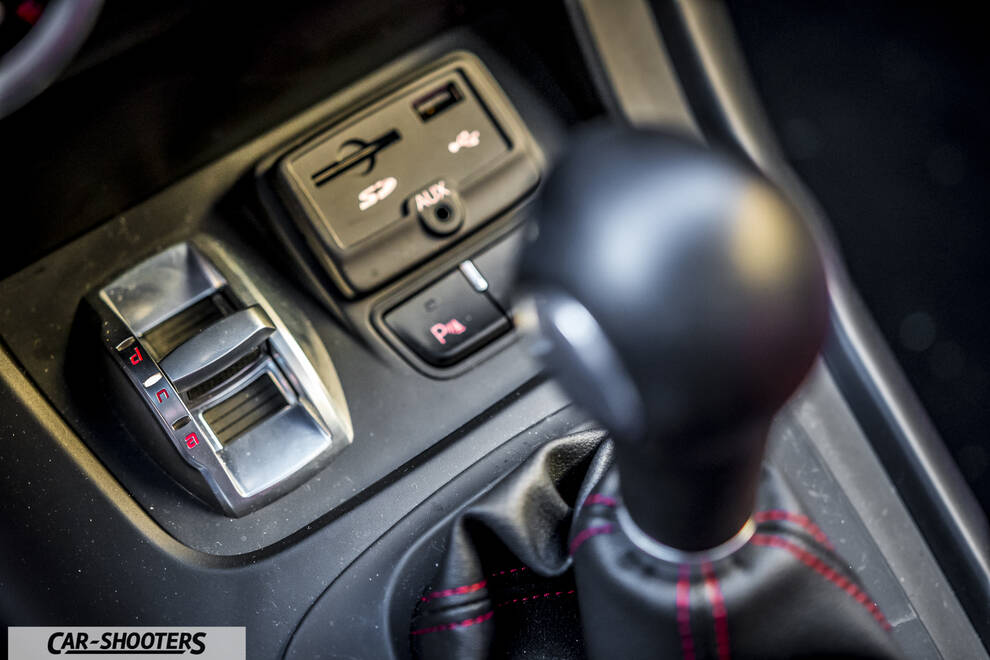 Alfa Romeo Giulietta Veloce – detail, gear shifter and center console controls