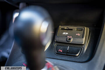 Alfa Romeo Giulietta Veloce – detail, media ports and gear shifter