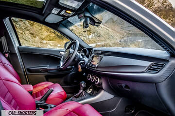 Alfa Romeo Giulietta Veloce – interior, red leather front seats