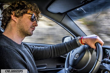 Alfa Romeo Giulietta Veloce – interior, driver holding steering wheel