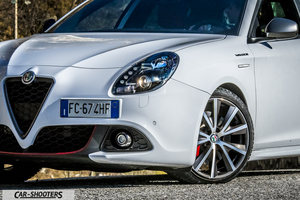 Alfa Romeo Giulietta Veloce – front three-quarter, white on a gravel surface