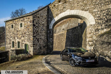 Toyota GT86 Namur – front three-quarter, black against a stone archway