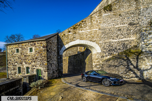 Toyota GT86 Namur – front three-quarter, black parked near an old stone archway