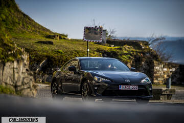 Toyota GT86 Namur – front three-quarter, black on a country road