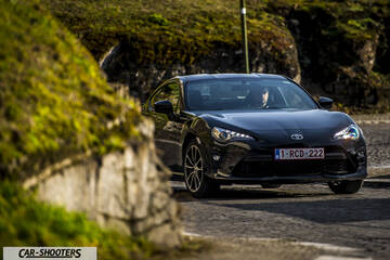 Toyota GT86 Namur – front three-quarter, black on a winding road