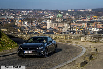 Toyota GT86 Namur – front three-quarter, black on a cobbled road overlooking a city