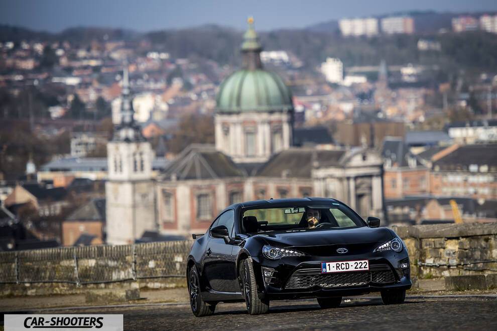 Toyota GT86 Namur – front three-quarter, black against a city backdrop