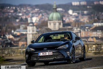 Toyota GT86 Namur – front three-quarter, black against a city backdrop