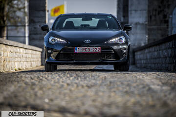 Toyota GT86 Namur – front three-quarter, black on a stone paved road
