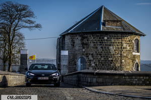 Toyota GT86 Namur – front three-quarter, black against a stone building