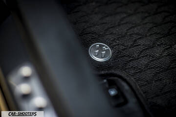 Toyota GT86 Namur – detail, floor mat close-up with badge