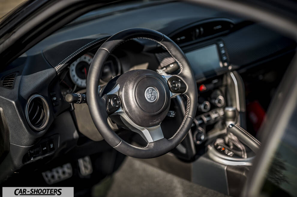 Toyota GT86 Namur – dashboard, leather steering wheel and center console