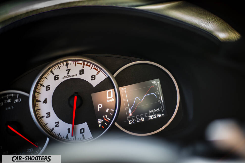 Toyota GT86 Namur – dashboard, analog instrument cluster with digital display