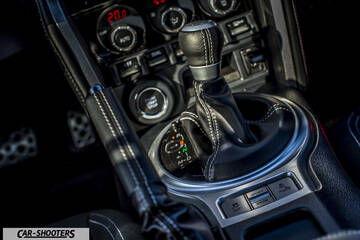 Toyota GT86 Namur – interior, manual gear shifter and climate controls