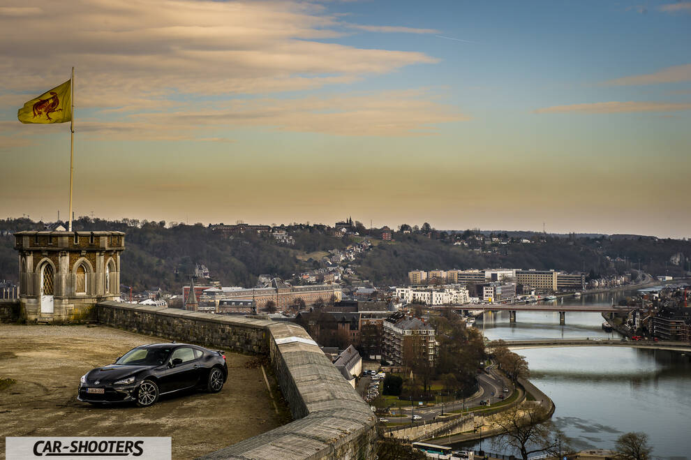 Toyota GT86 Namur – front three-quarter, black against a city skyline backdrop