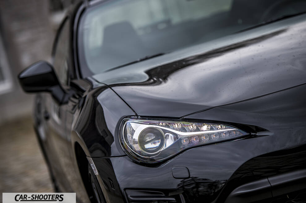 Toyota GT86 Namur – front three-quarter, black against a blurred background