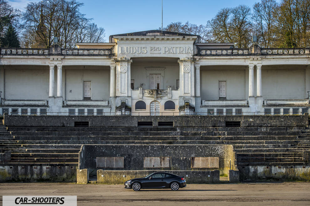 Toyota GT86 Namur – side profile, black in front of a large historic building