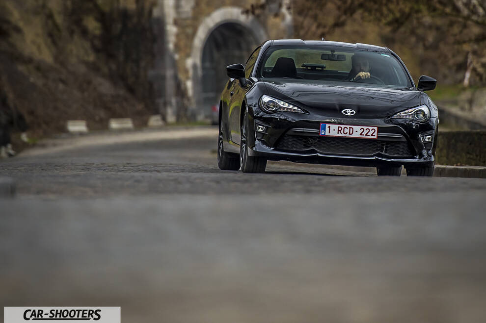 Toyota GT86 Namur – front three-quarter, black on a country road