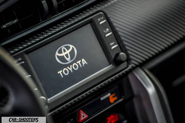 Toyota GT86 Namur – dashboard, infotainment screen with toyota logo