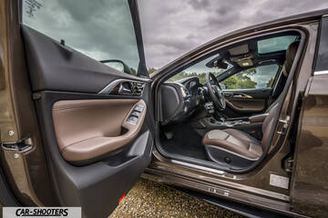 Infiniti Q30 – interior, brown leather front seats